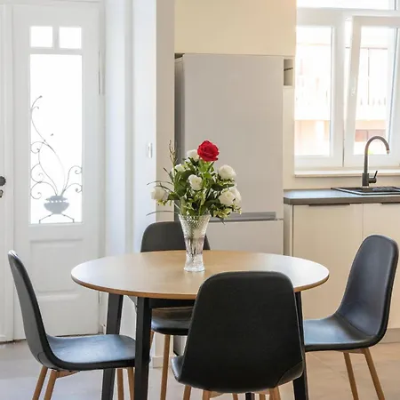 3 Bedroom Gorgeous In Appartement *